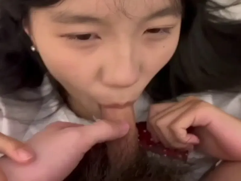 Em loli dễ thương liếm của quý biến em thành con em đào nứng p2