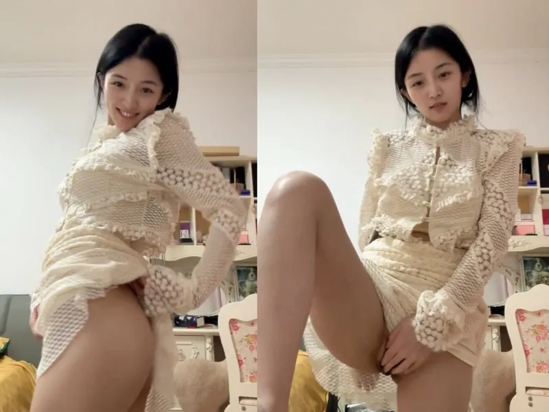 Chuẩn bị đi học mà em nứng lồn quá nên cởi quần móc lồn 1 xíu